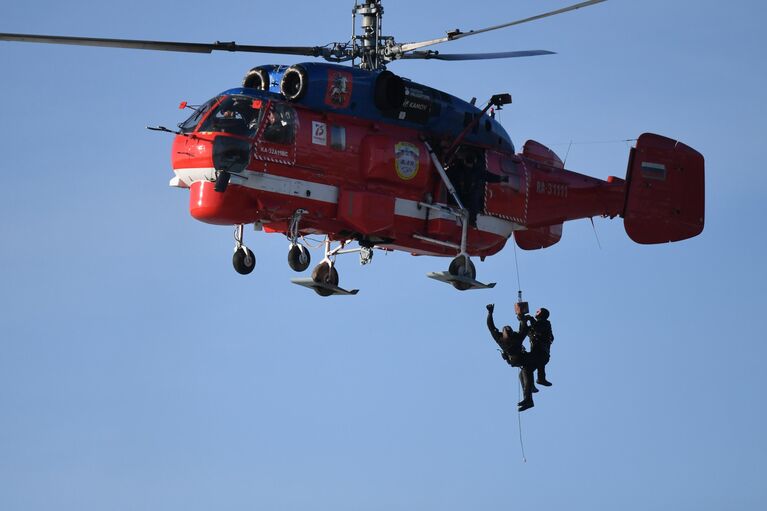 Подъем людей из водоема с помощью вертолета Ка-32 на учениях в Новой Москве по предотвращению и ликвидации возможных чрезвычайных ситуаций, связанных с половодьем