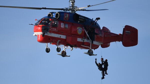 Подъем людей из водоема с помощью вертолета Ка-32 на учениях в Новой Москве по предотвращению и ликвидации возможных чрезвычайных ситуаций, связанных с половодьем