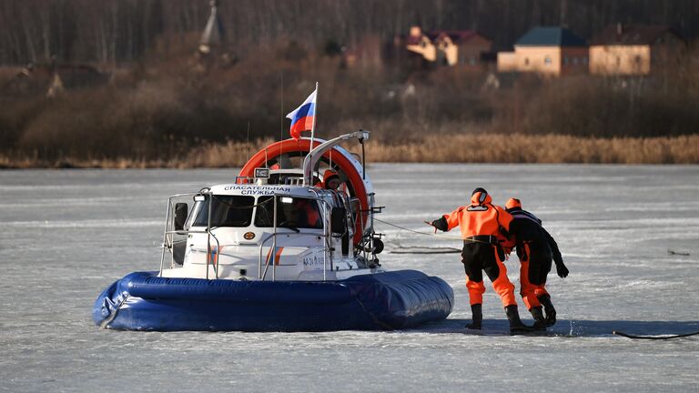 Спасение утопающего на учениях в Новой Москве по предотвращению и ликвидации возможных чрезвычайных ситуаций, связанных с половодьем