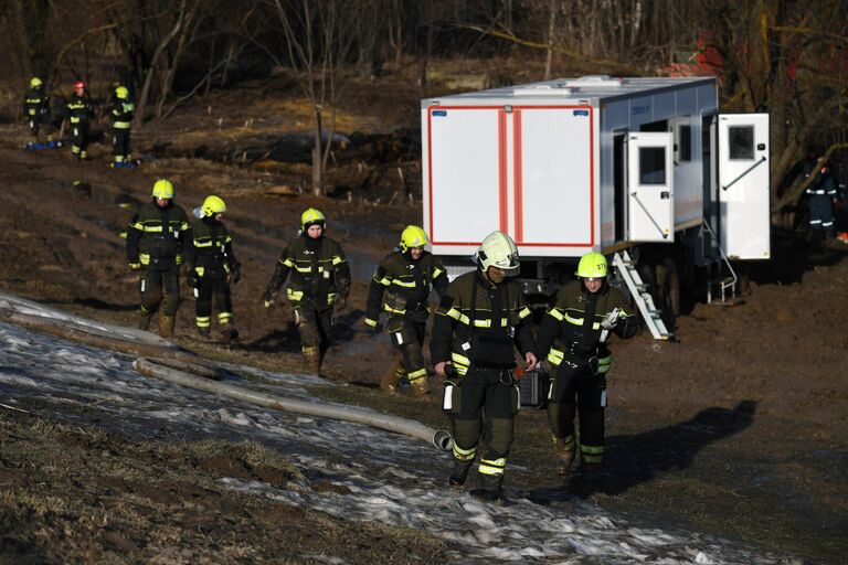 Сотрудники МЧС на учениях в Новой Москве по предотвращению и ликвидации возможных чрезвычайных ситуаций, связанных с половодьем