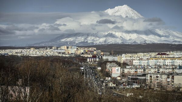 Вид на город Петропавловск-Камчатский и Корякский вулкан