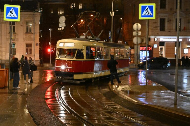 Ретротрамвай Татра Т2 на экскурсионном маршруте в рамках программы Метротур