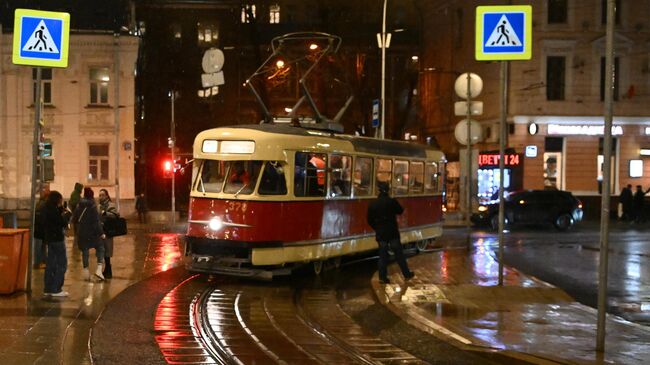 Ретротрамвай Татра Т2 на экскурсионном маршруте в рамках программы Метротур