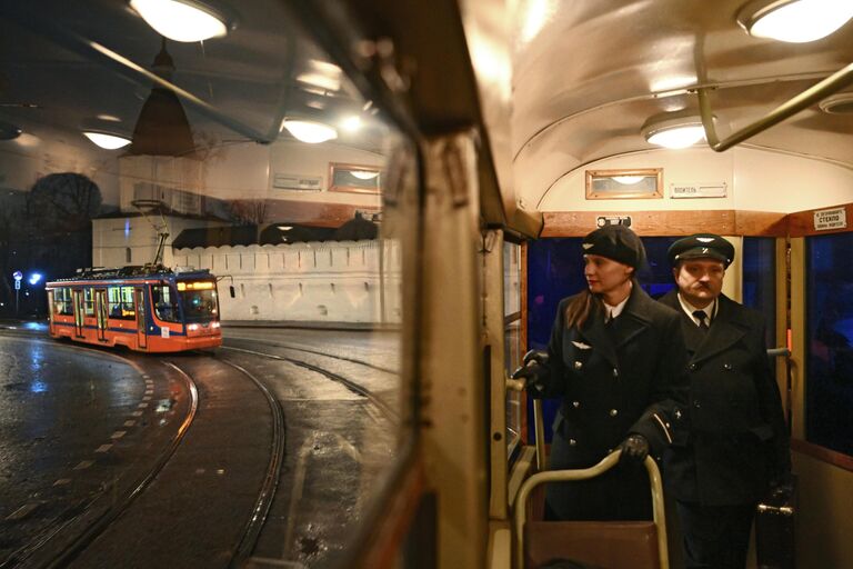 Вагоновожатые ретротрамвая Татра Т2 на экскурсионном маршруте в рамках программы Метротур