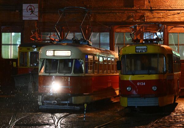 Ретротрамвай Татра Т2 перед началом экскурсии в рамках программы Метротур и трамвайный буксир, сопровождающий ретро трамвай на экскурсионном маршруте в Москве