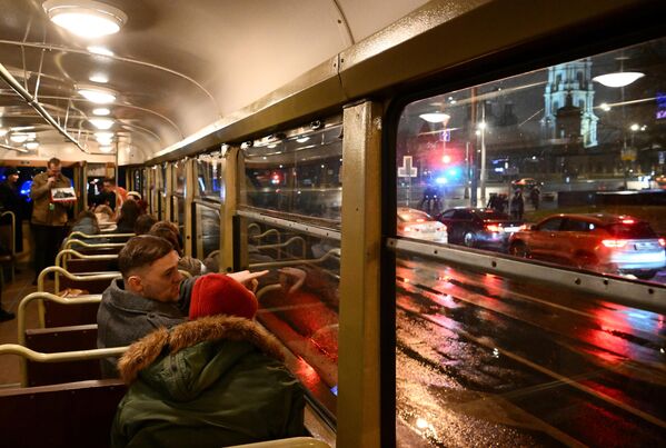 Пассажиры ретротрамвая Татра Т2 на экскурсионном маршруте в рамках программы Метротур