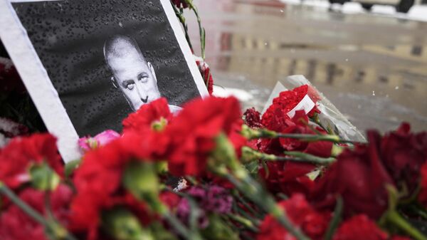 Жители Тирасполя несут цветы к мемориалу в честь Владлена Татарского