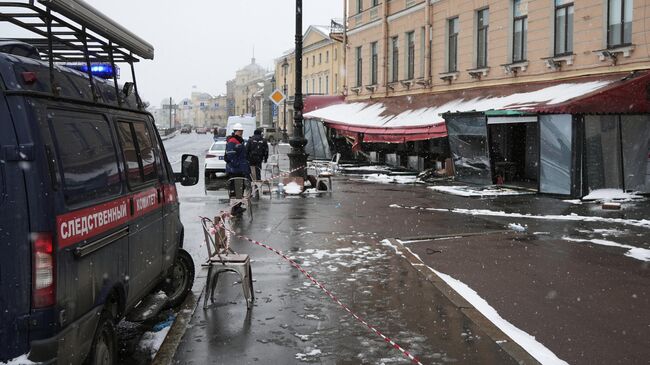 Автомобиль Следственного комитета России у кафе в Санкт-Петербурге, где накануне произошел взрыв, в результате которого погиб военкор Владлен Татарский