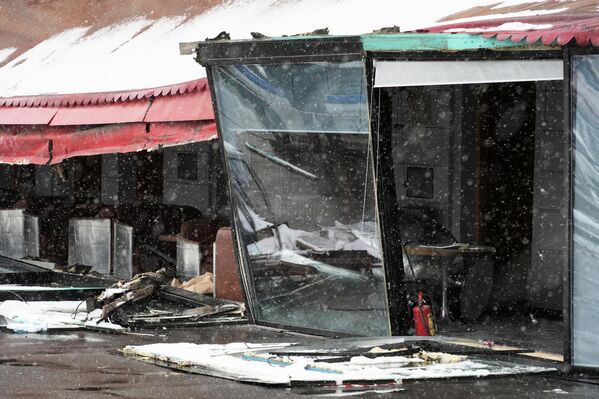 Разрушенное кафе на Университетской набережной в Санкт-Петербурге, где накануне произошел взрыв, в результате которого погиб военкор Владлен Татарский 