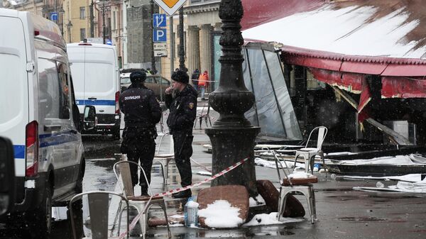 Сотрудники полиции у кафе в Санкт-Петербурге, где накануне произошел взрыв, в результате которого погиб военкор Владлен Татарский
