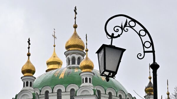 Кресты на куполах трапезного храма Киево-Печерской лавры в Киеве. 28 марта 2023