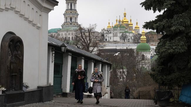 Люди на территории Киево-Печерской лавры