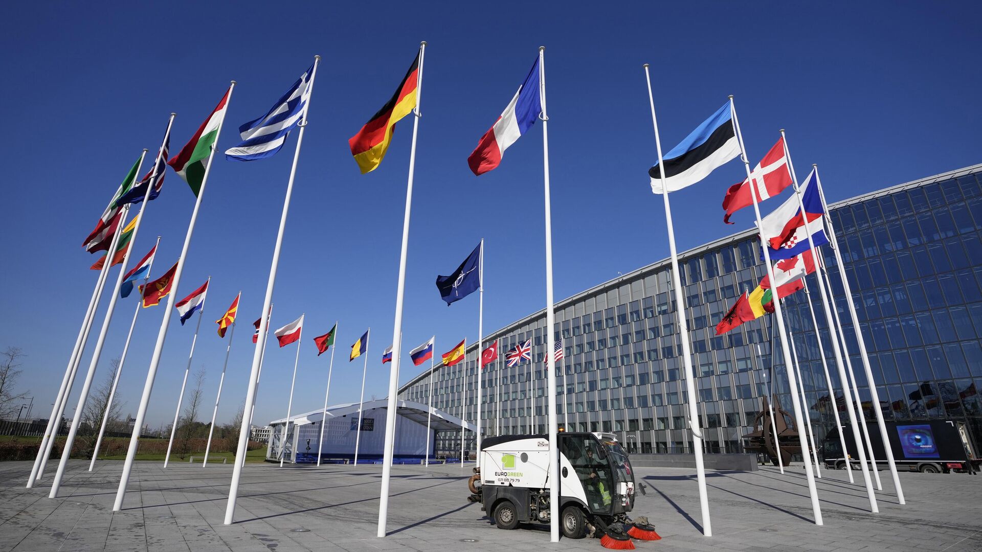 Пустой флагшток между флагами Франции и Эстонии у здания штаб-квартиры НАТО в Брюсселе - РИА Новости, 1920, 02.05.2023