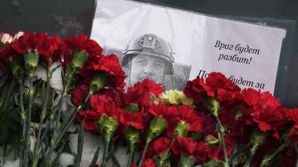 Цветы у кафе в Санкт-Петербурге, где накануне произошел взрыв, в результате которого погиб военкор Владлен Татарский 
