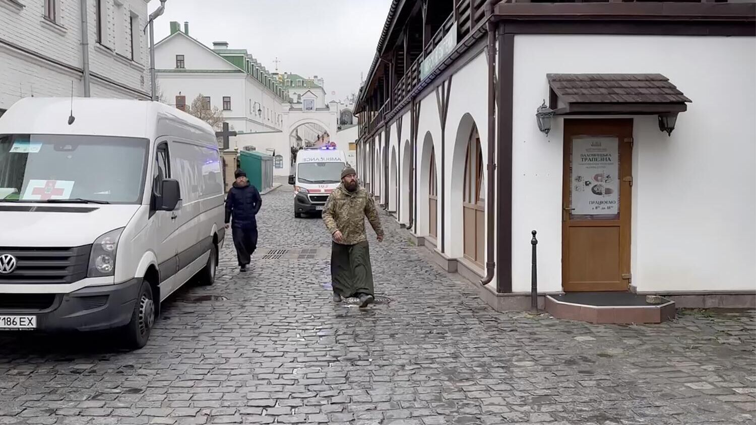 Автомобиль скорой помощи на территории Киево-Печерской лавры - РИА Новости, 1920, 03.04.2023