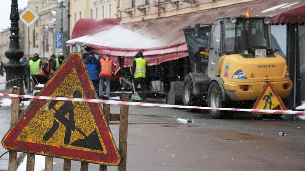 Сотрудники коммунальных служб разбирают завалы на месте взрыва у кафе на Университетской набережной в Санкт-Петербурге