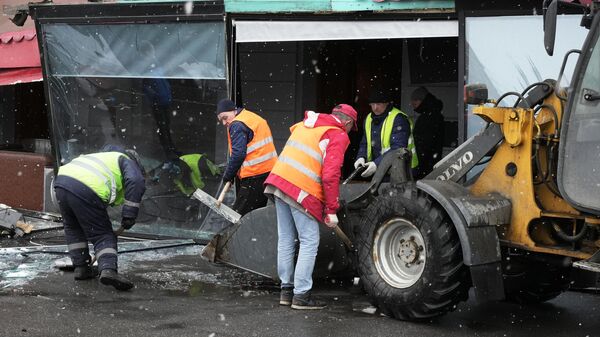 Сотрудники коммунальных служб разбирают завалы на месте взрыва у кафе на Университетской набережной в Санкт-Петербурге