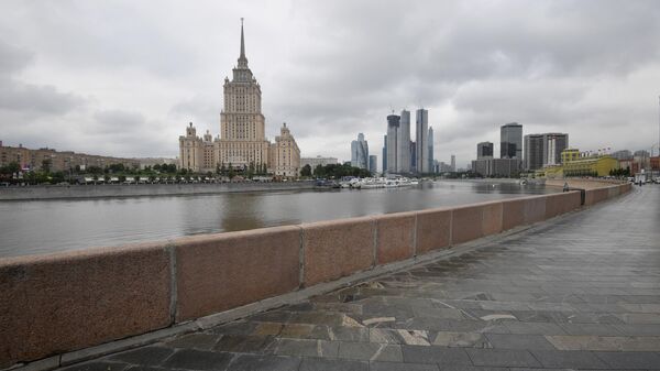 Вид на гостиницу Украина с Краснопресненской набережной