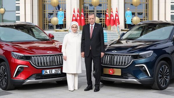 Президент Турции Реджеп Тайип Эрдоган стал первым владельцем первого электрокара турецкого производства TOGG