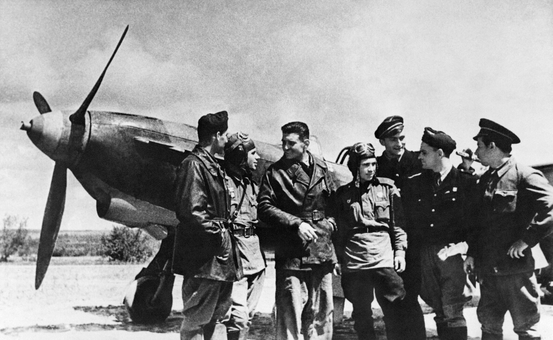 Советские и французские летчики эскадрильи Нормандия-Неман беседуют, стоя рядом с самолетом в районе Курской дуги Советские и французские летчики эскадрильи Нормандия-Неман беседуют, стоя рядом с самолетом в районе Курской дуги - РИА Новости, 1920, 06.05.2025