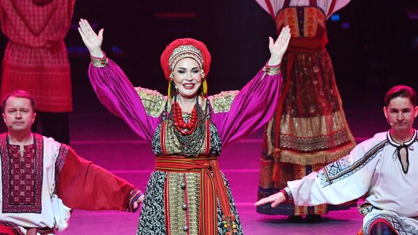 Певица Надежда Бабкина выступает на праздничном концерте, посвященном Дню единения народов Беларуси и России, во Дворце Республики в Минске