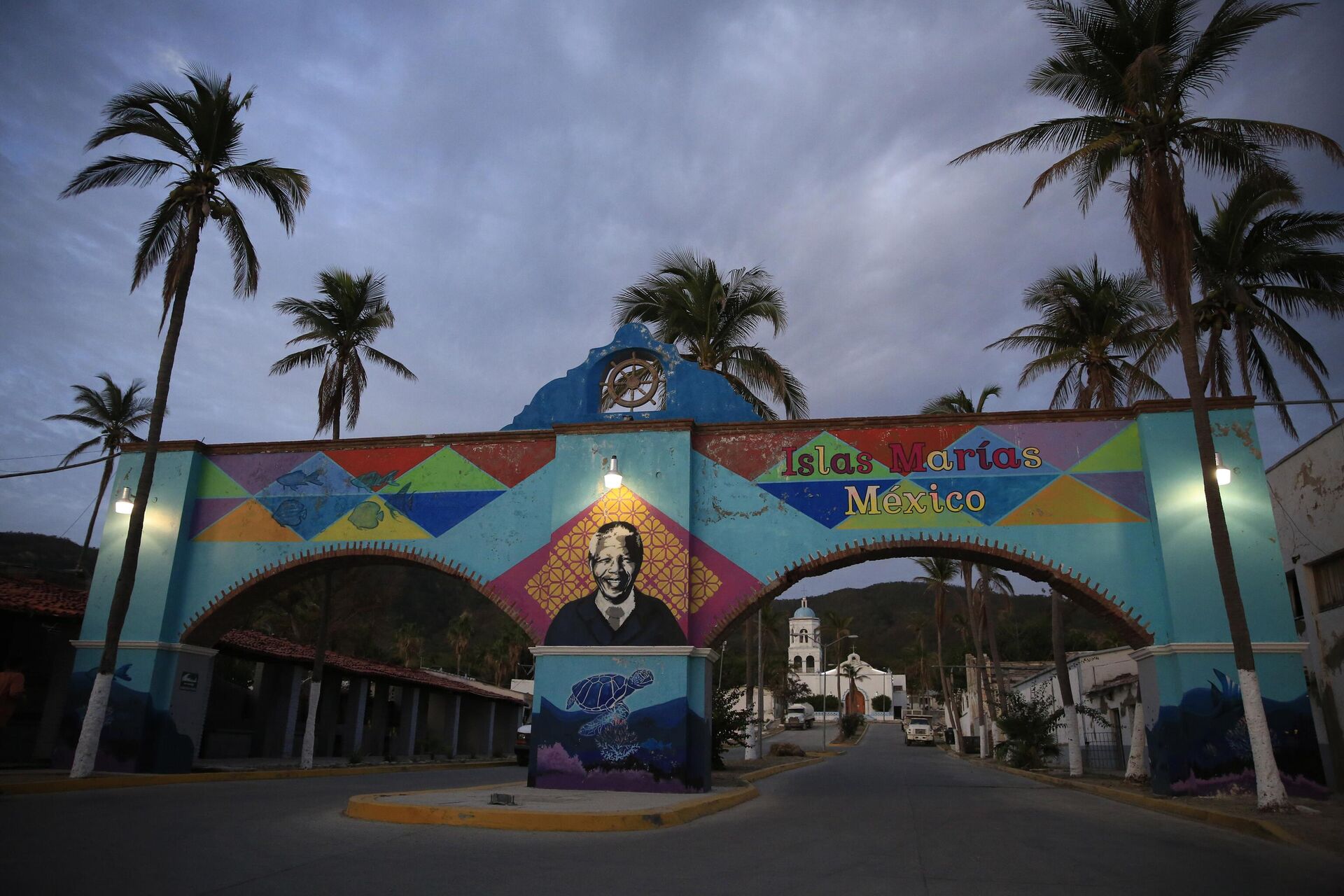 Ворота с изображением Нельсона Манделы на архипелаге островов Ислас-Мариас в Мексике - РИА Новости, 1920, 04.04.2023