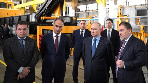  Президент РФ Владимир Путин во время посещения завода Тулажелдормаш. 4 апреля 2023