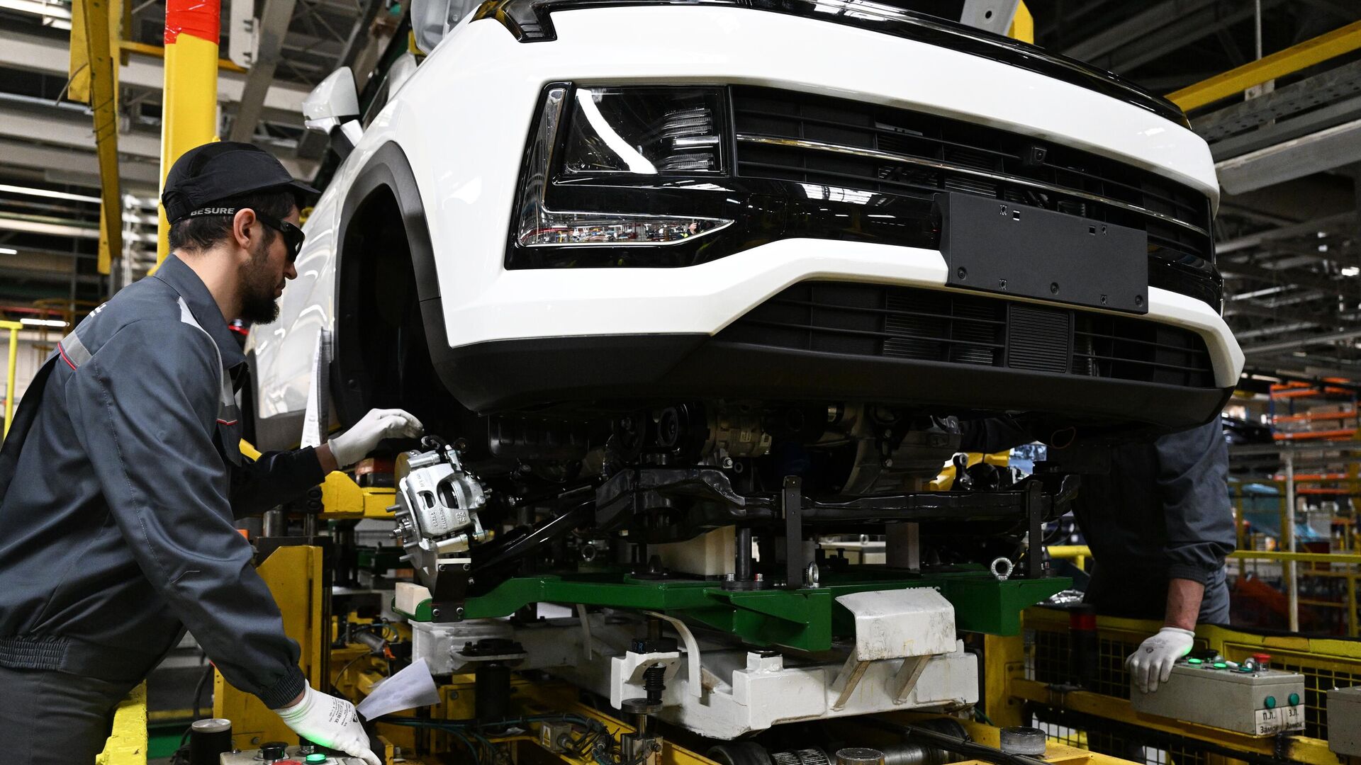 Рабочие за сборкой автомобиля на производственной линии Московского автомобильного завода Москвич - РИА Новости, 1920, 23.11.2023