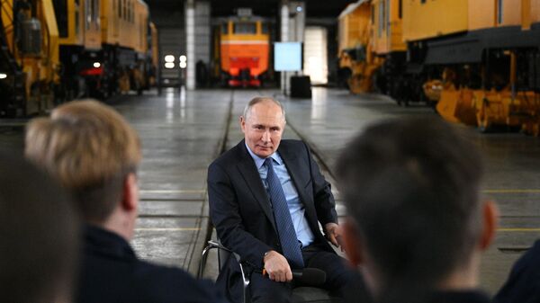 Президент РФ Владимир Путин во время общения с работниками завода Тулажелдормаш в ходе рабочей поездки в Тулу. 4 апреля 2023