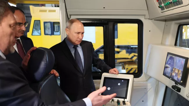 Президент РФ Владимир Путин во время посещения завода Тулажелдормаш. 4 апреля 2023