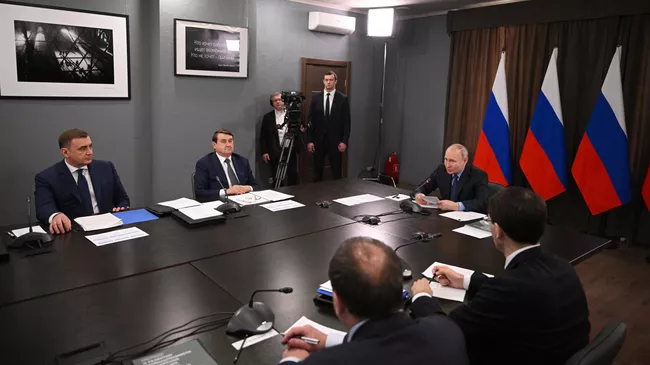 Президент РФ Владимир Путин проводит заседание президиума Государственного Совета по вопросу О развитии промышленности РФ в условиях санкционного давления входе рабочей поездки в Тулу
