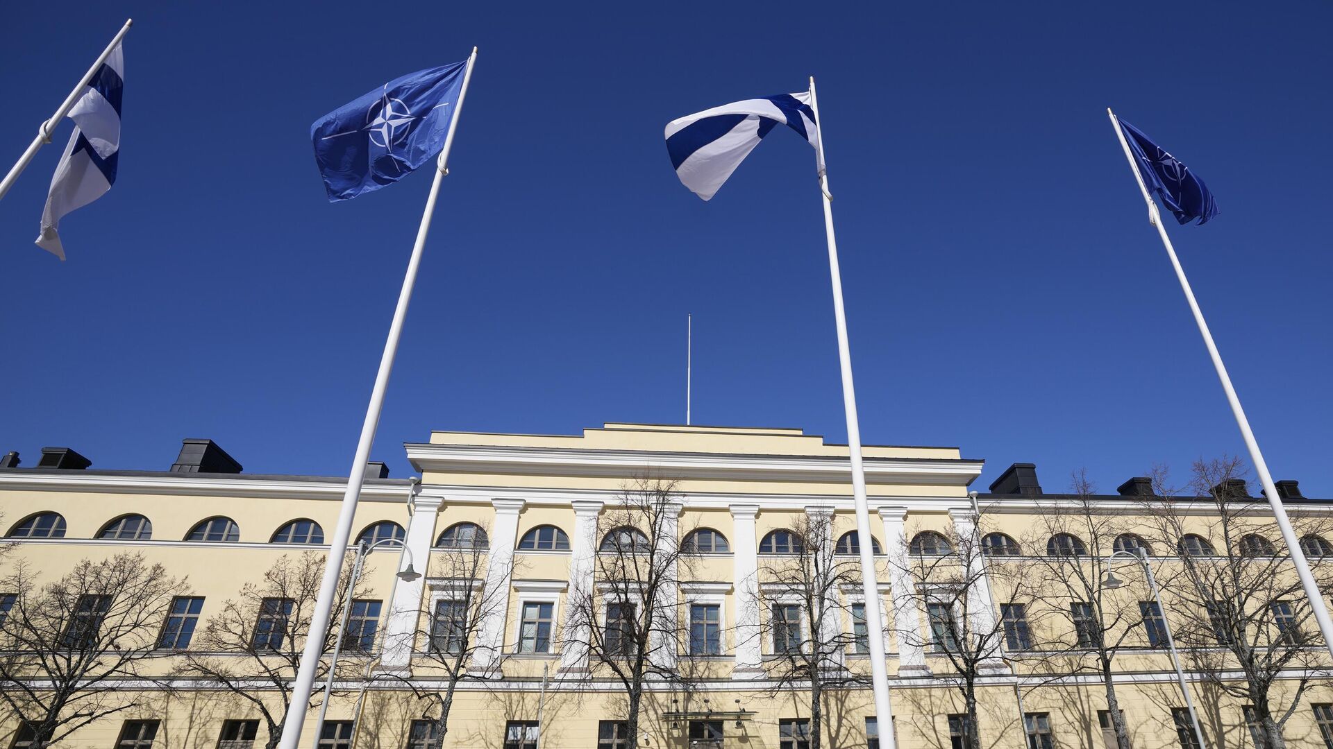 Флаги НАТО и Финляндии у здания Министерства внутренних дел в Хельсинки - РИА Новости, 1920, 18.04.2024