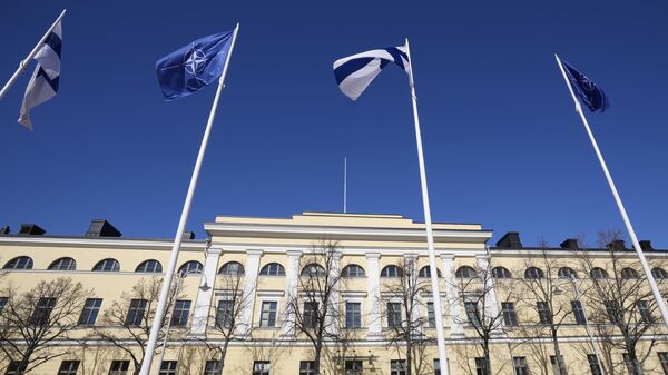 Флаги НАТО и Финляндии у здания Министерства внутренних дел в Хельсинки