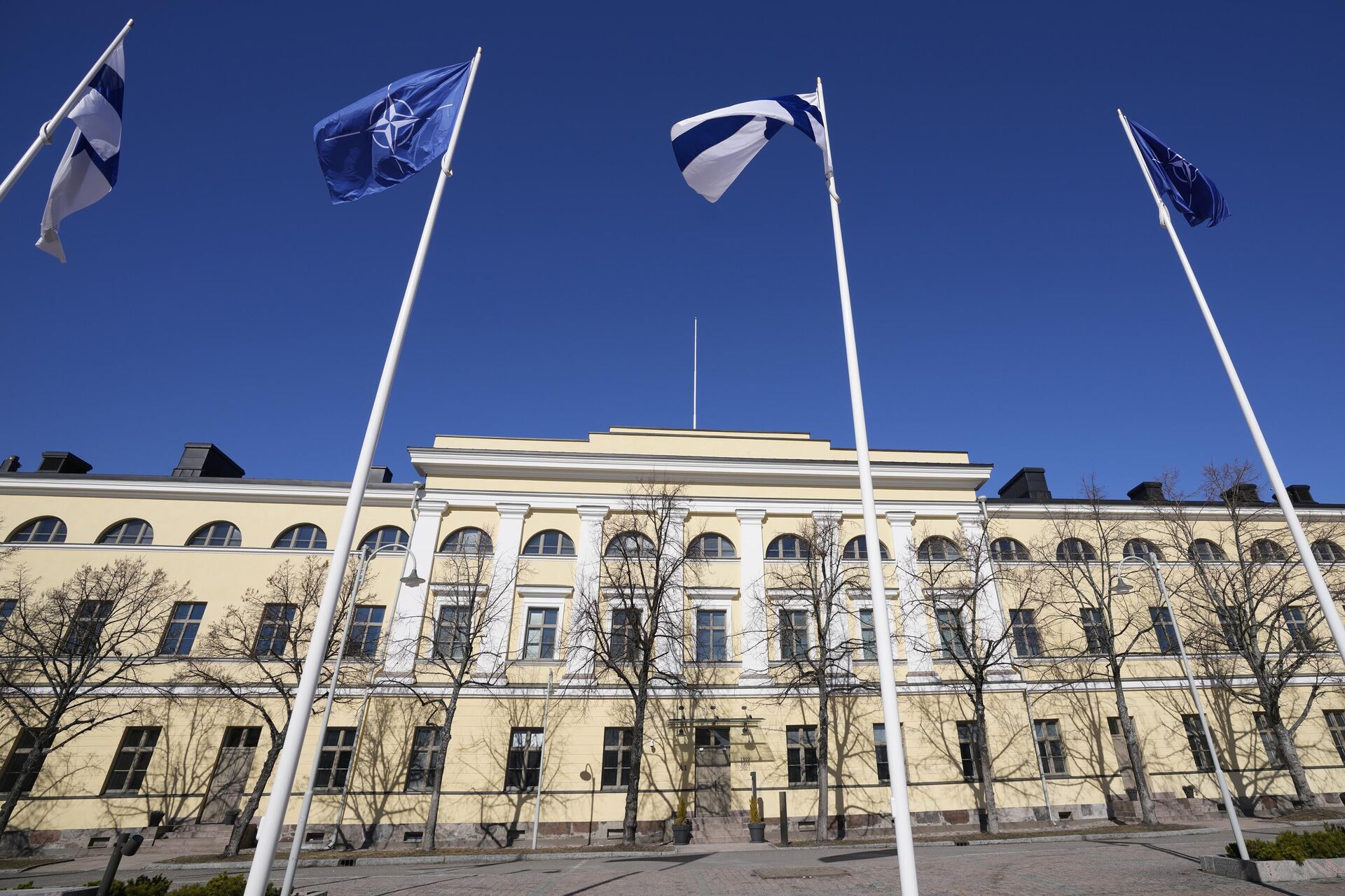 Флаги НАТО и Финляндии у здания Министерства внутренних дел в Хельсинки - РИА Новости, 1920, 17.05.2023