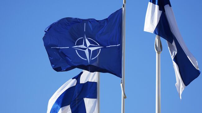 Флаги НАТО и Финляндии у здания Министерства внутренних дел в Хельсинки