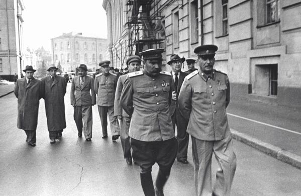 Иосиф Сталин, Семен Буденный направляются на Красную площадь на парад в честь Дня танкиста