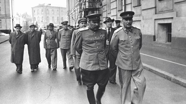 Иосиф Сталин, Семен Буденный направляются на Красную площадь на парад в честь Дня танкиста
