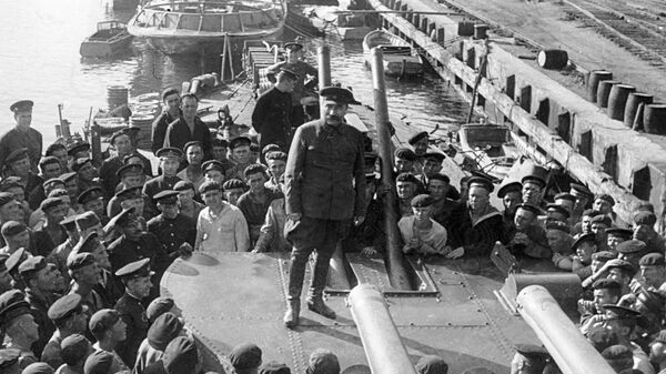Маршал Советского Союза Семен Михайлович Буденный выступает перед моряками Черноморского флота