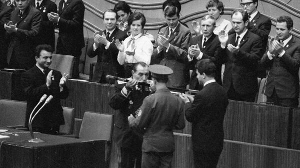 Маршал Советского Союза Семен Михайлович Буденный вручает комсомольцам свою боевую шашку на XVI съезде ВЛКСМ