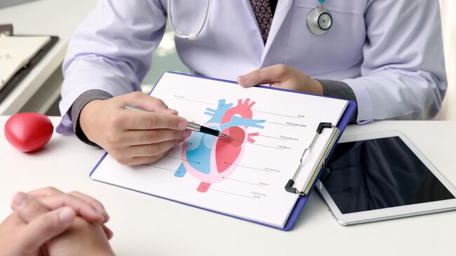 Врач рассказывает пациенту о деталях и рисках операции на сердце