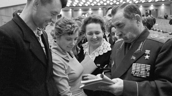 Маршал Советского Союза Семён Михайлович Буденный дает автографы делегатам ХХII съезда КПС