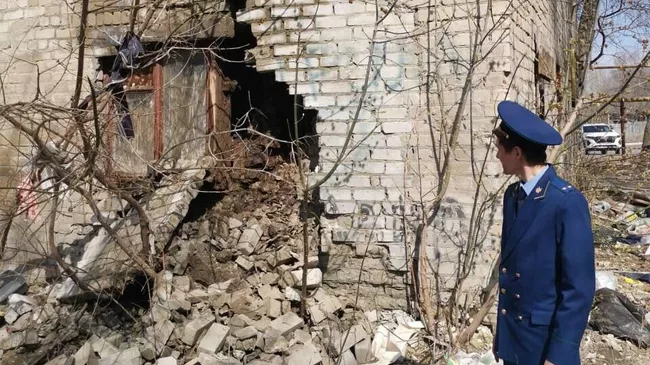 Частичное обрушение стены дома в Саратове