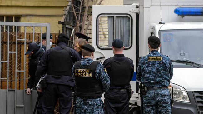 Дарья Трепова у здания Басманного суда