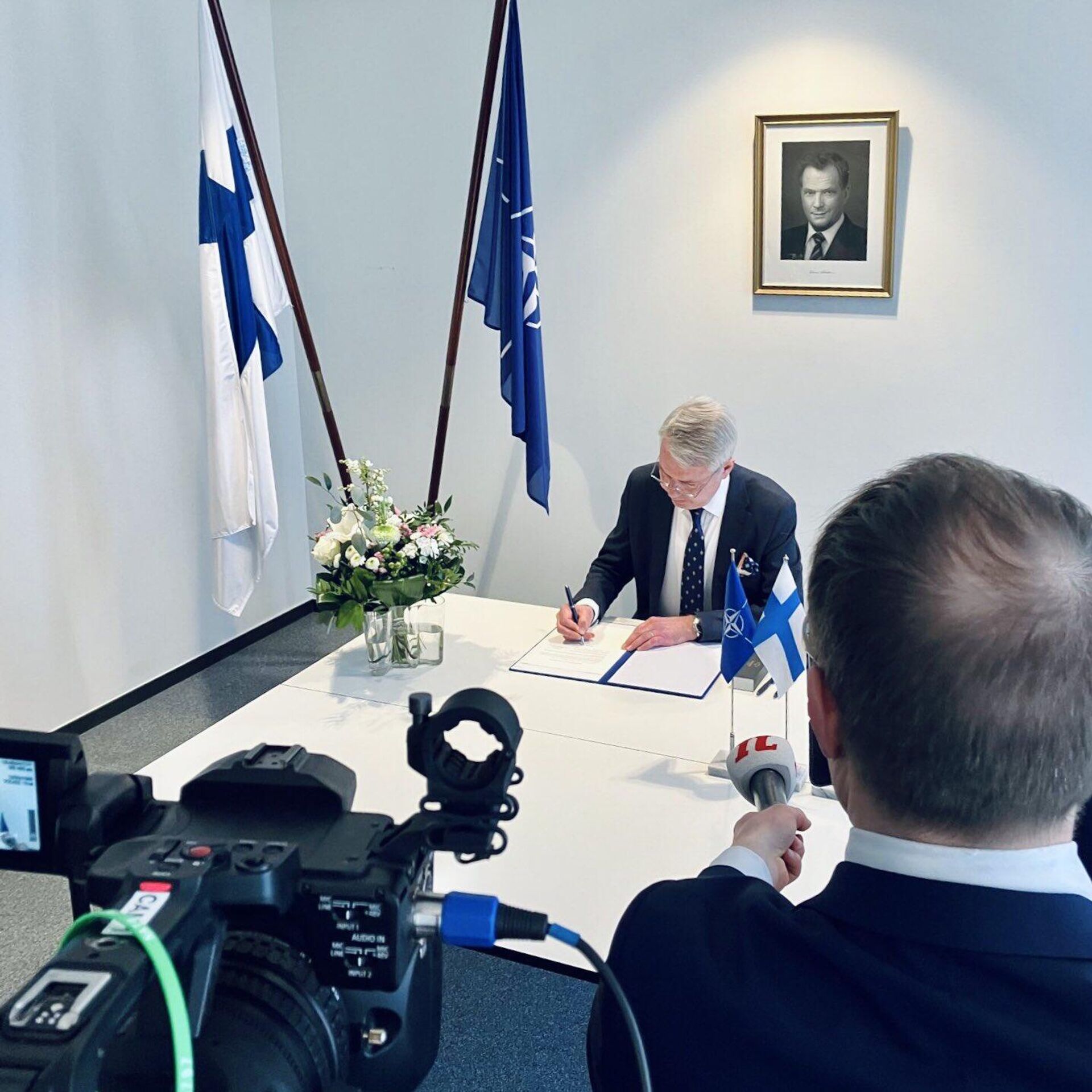 Глава МИД Финляндии Пекка Хаависто подписывает документы о присоединении к Североатлантическому договору - РИА Новости, 1920, 27.09.2023