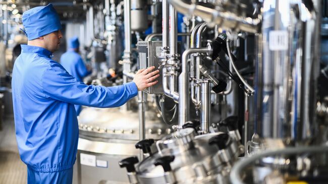 Сотрудник в реакторном зале цеха №20 завода Биохимик группы Промомед в Саранске