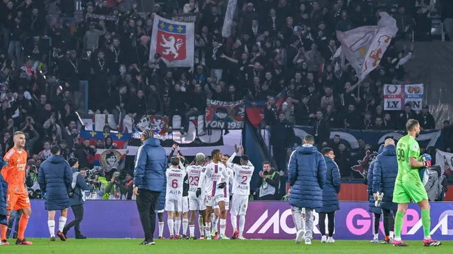 Футболисты и болельщики ФК Лион