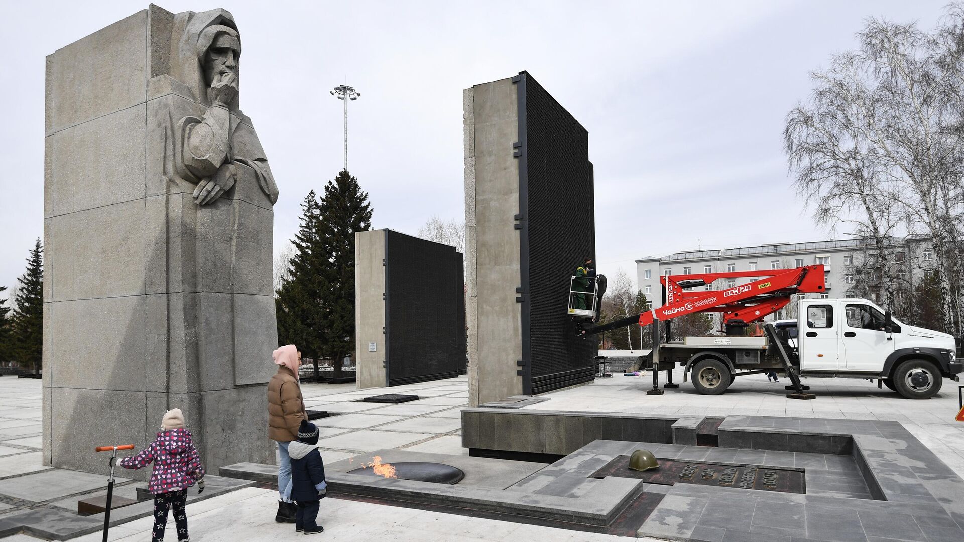 Реставрационные работы на Монументе Славы в Новосибирске - РИА Новости, 1920, 04.04.2023