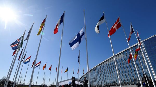 Церемония поднятия флага Финляндии у здания штаб-квартиры НАТО в Брюсселе
