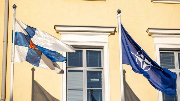 Флаг НАТО у здания Генерального штаба Сил обороны Финляндии