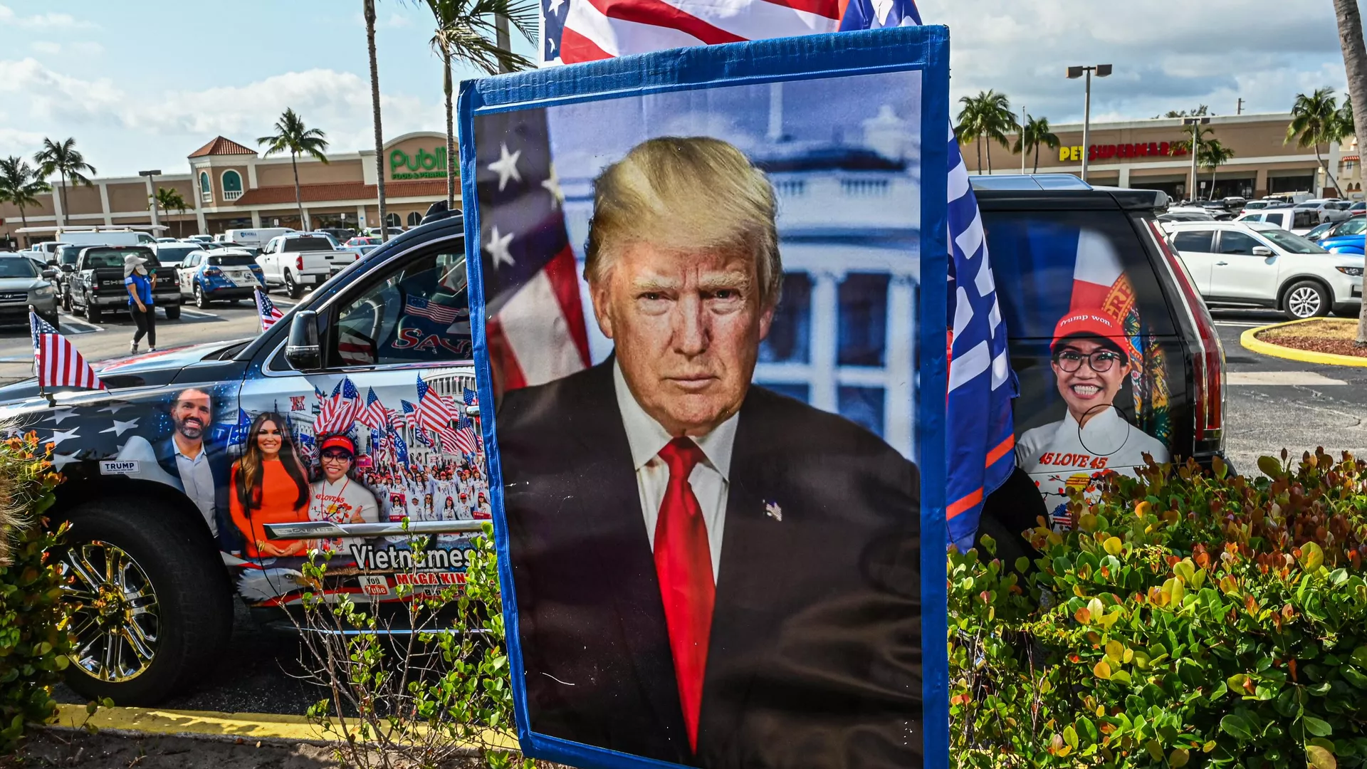 Плакат в поддержку бывшего президента США Дональда Трампа в Палм-Бич, США  - РИА Новости, 1920, 04.04.2023
